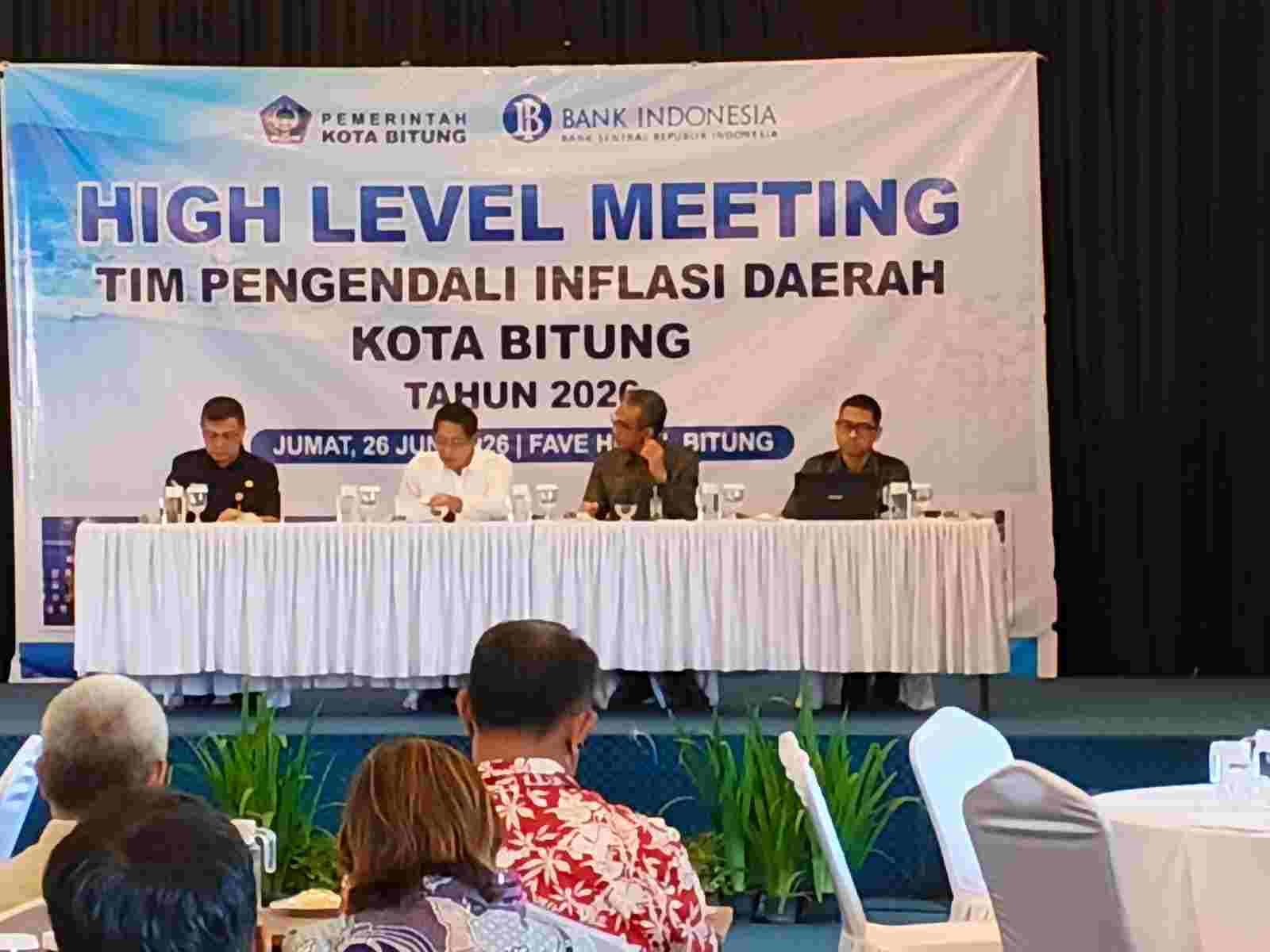 KPw BI Sulut Joko Supratikto (kedua dari kanan) saat menyampaikan materi di HLM TPID Bitung. Foto:ist